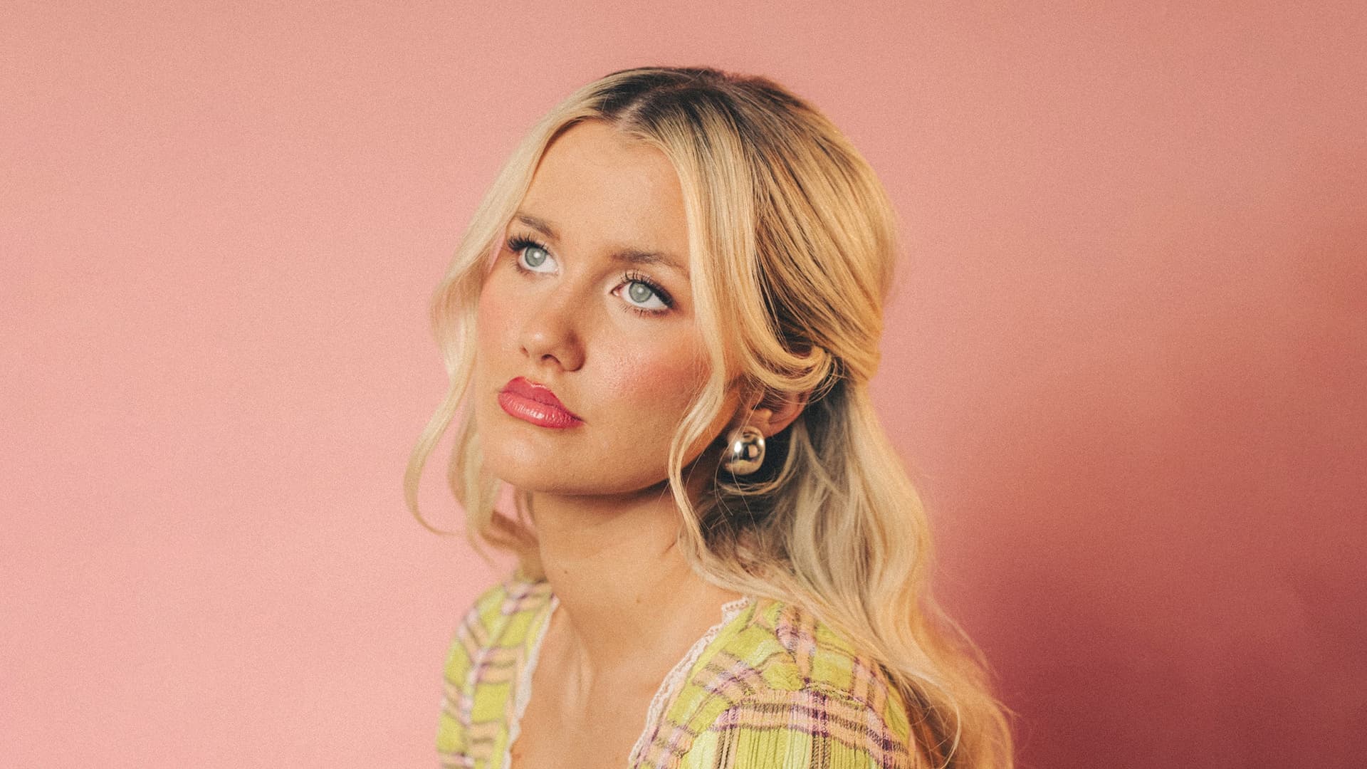 Elizabeth Nichols: I Don't Kiss & Tell, I Kiss & Tour